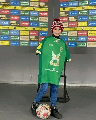 Мальчик из Башкирии, потерявший руки после игры в футбол, освоился и продолжает быть счастливым