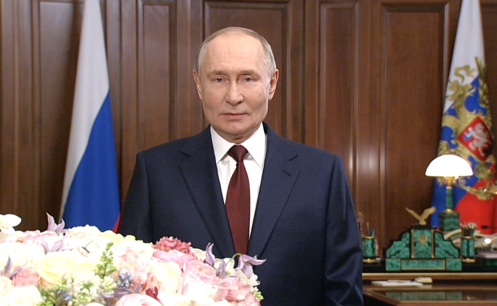 Владимир Путин поздравил россиянок с 8 марта