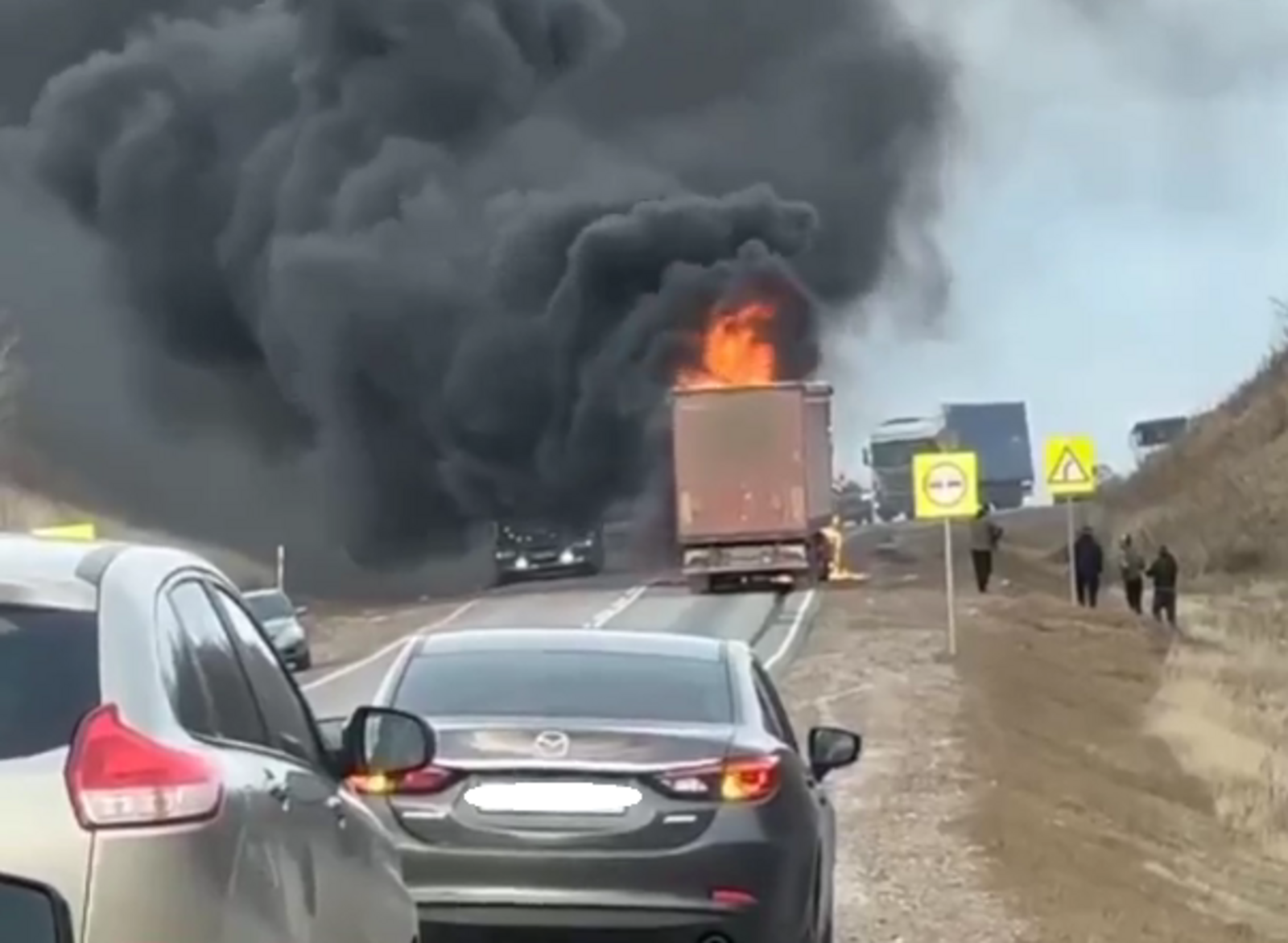 На трассе Оренбург-Уфа в Республике Башкортостан загорелась фура