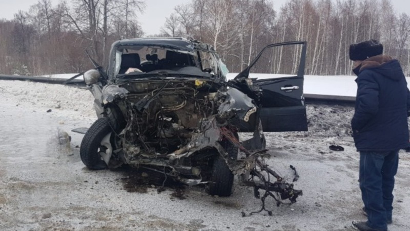 В Башкирии в ДТП с грузовиком погиб водитель кроссовера: движение на трассе затруднено