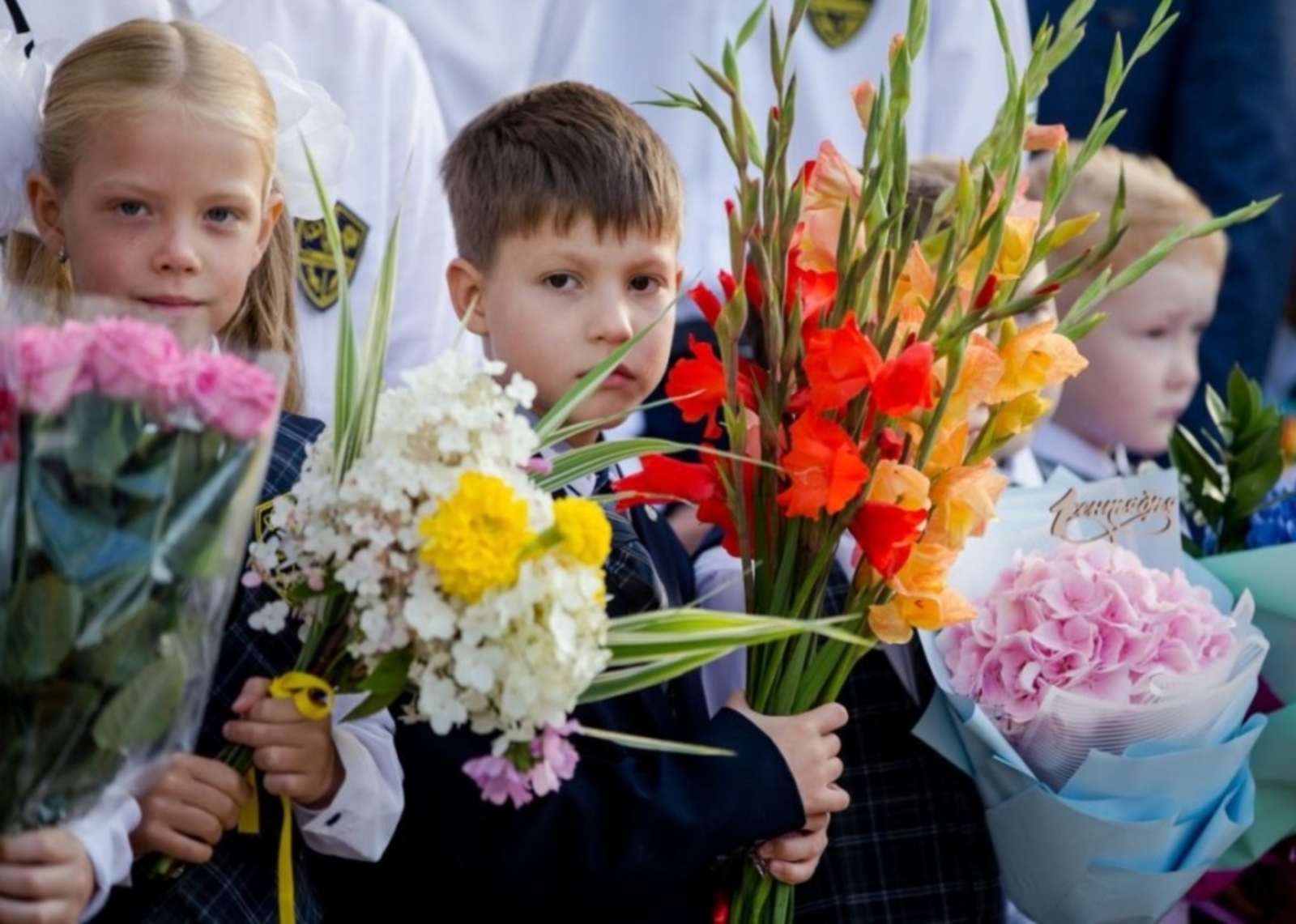 Правительство России ответило на вопрос о выплатах в 10 000 рублей к школе