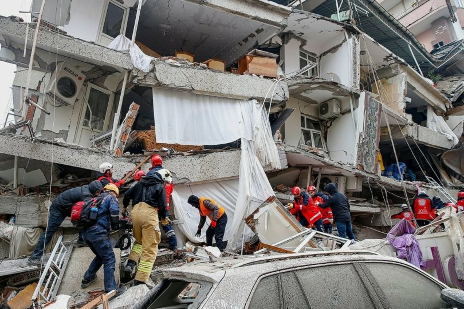 Число погибших при землетрясении в Турции составляет уже 1121 человек