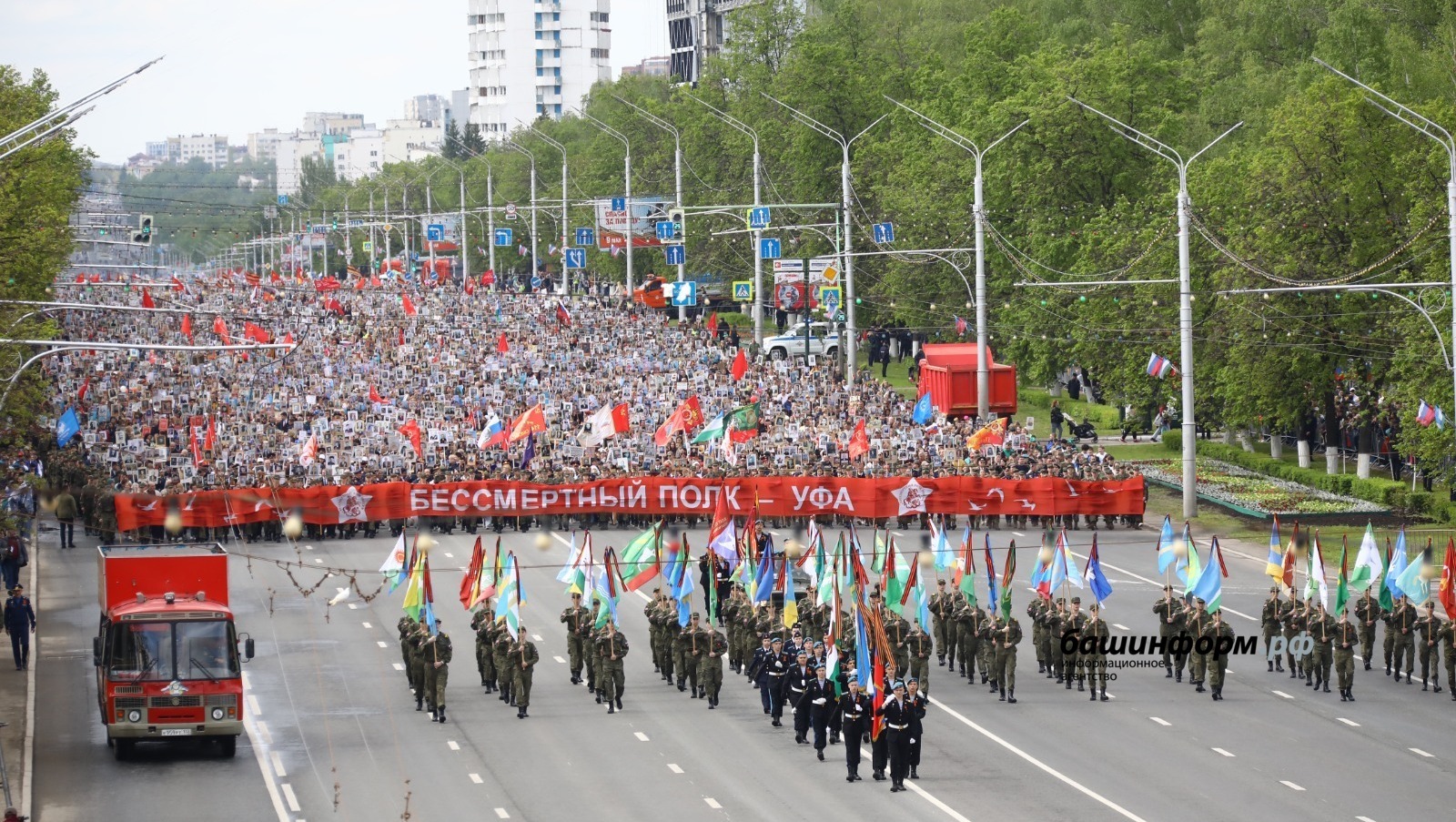 Радий Хабиров принял участие в шествии «Бессмертного полка»