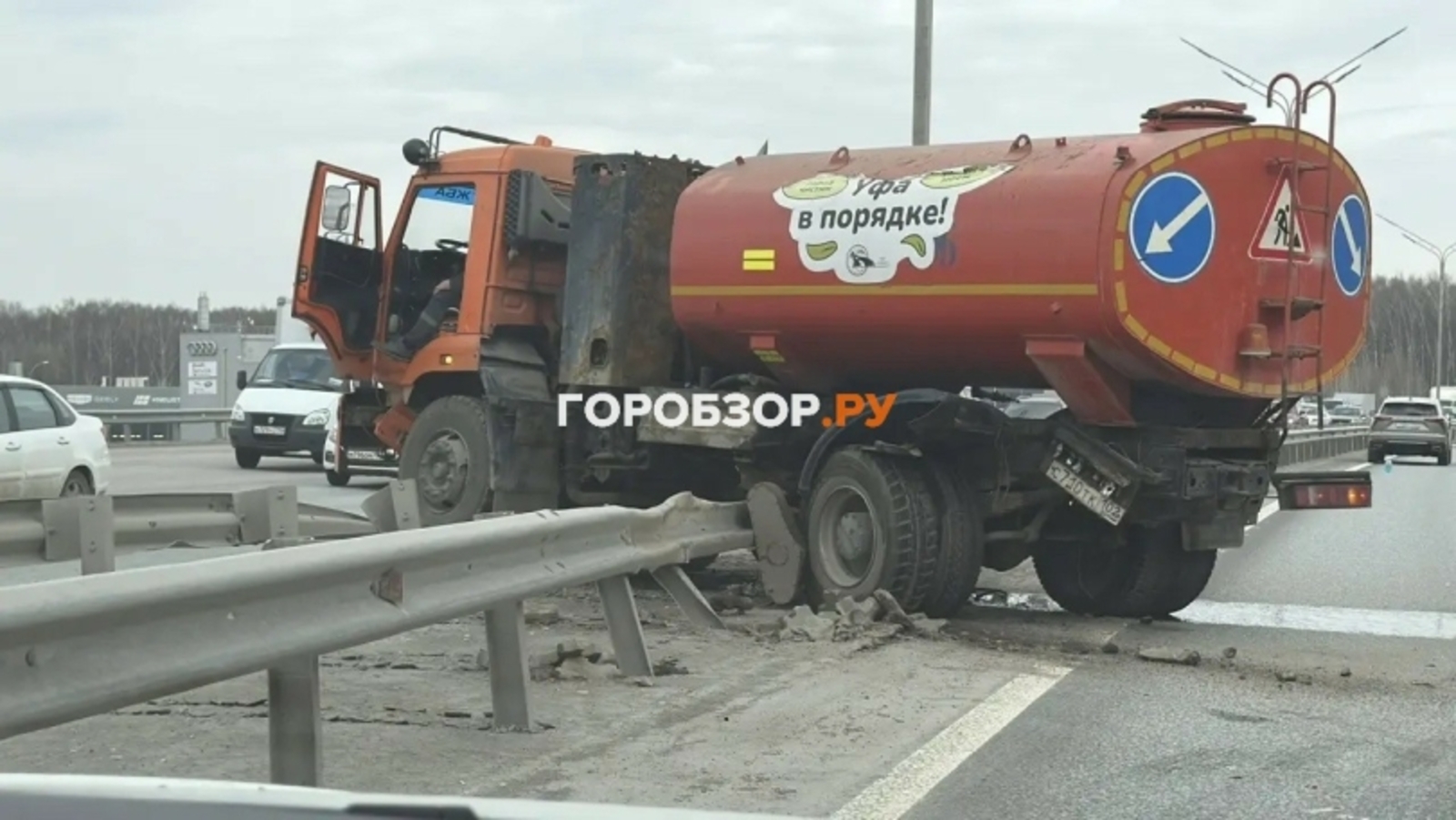 В Уфе образовалась пробка из-за аварии с коммунальной машиной