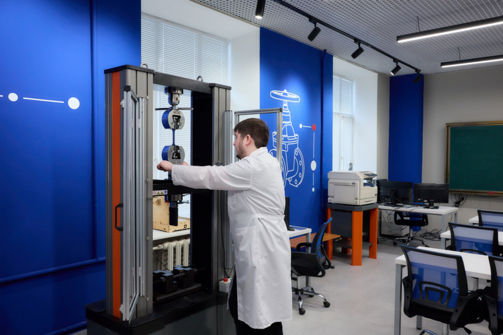 В УГНТУ начала работу современная лаборатория по металловедению