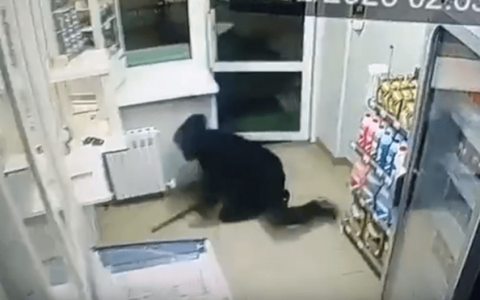 В Башкирии преступник с ружьем упал и не смог выломать дверь