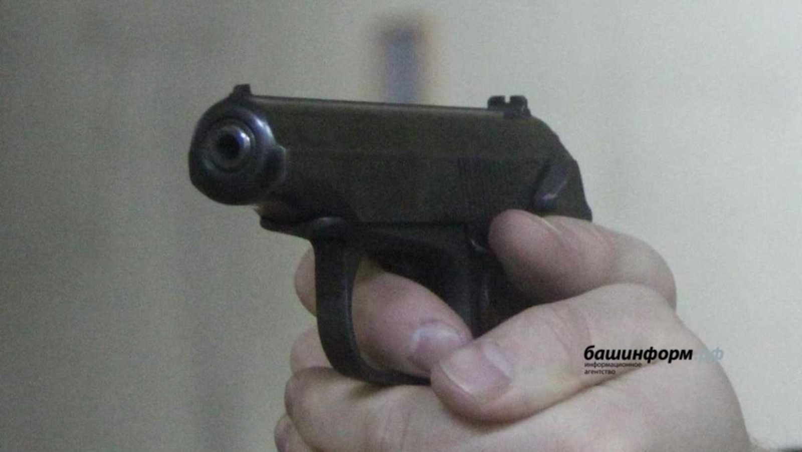 Житель Башкирии у ночного клуба избил незнакомца и выстрелил В НЕГО