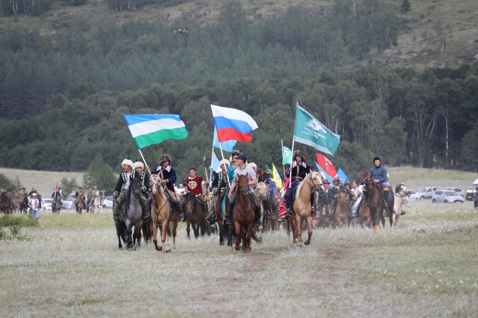 На конный парад на фестиваль «Башкорт аты» приехали участники из разных регионов России и зарубежья