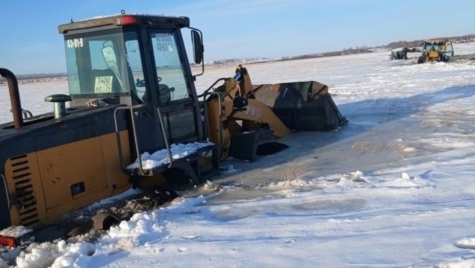 В Башкирии тракторы провалились под лёд