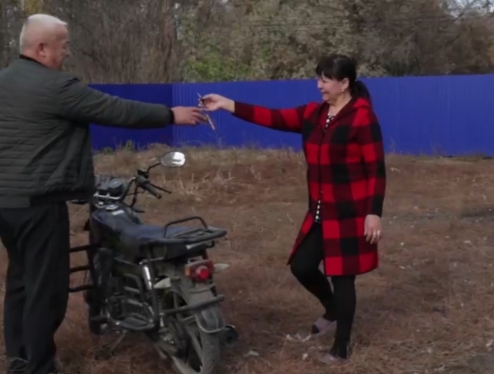 С теплотой из дома: в дар бойцам - стиральная машинка, мопед и часть пенсии