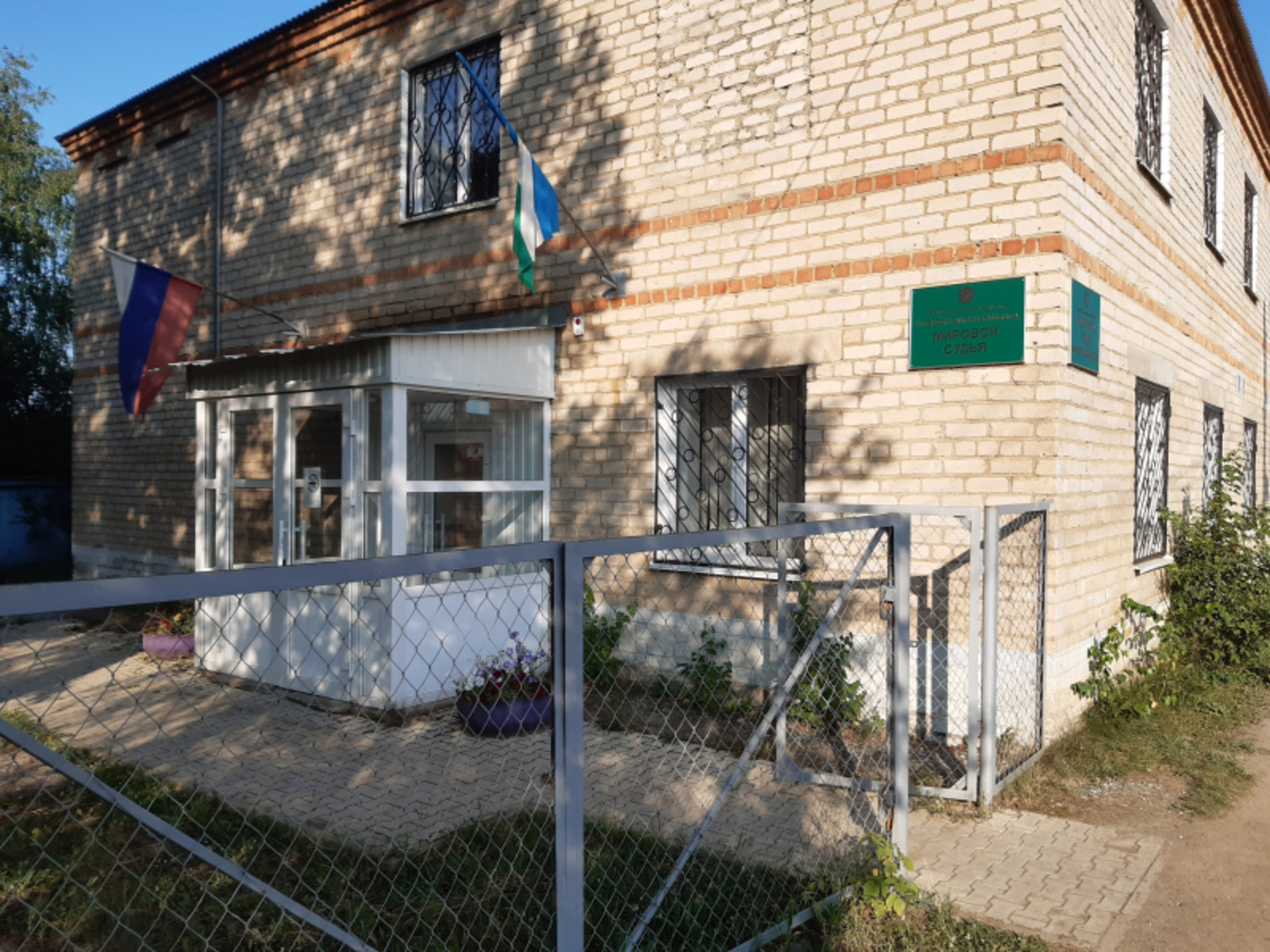 Мужчина налупил женщину домашними тапочками