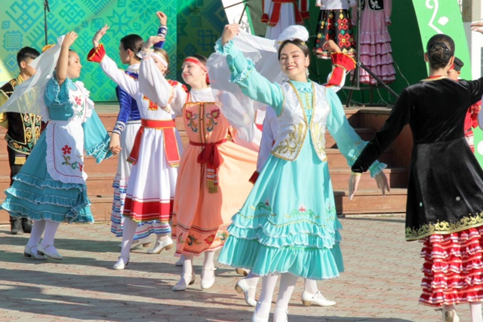 Глава Башкирии поздравил жителей региона с Днем национального костюма