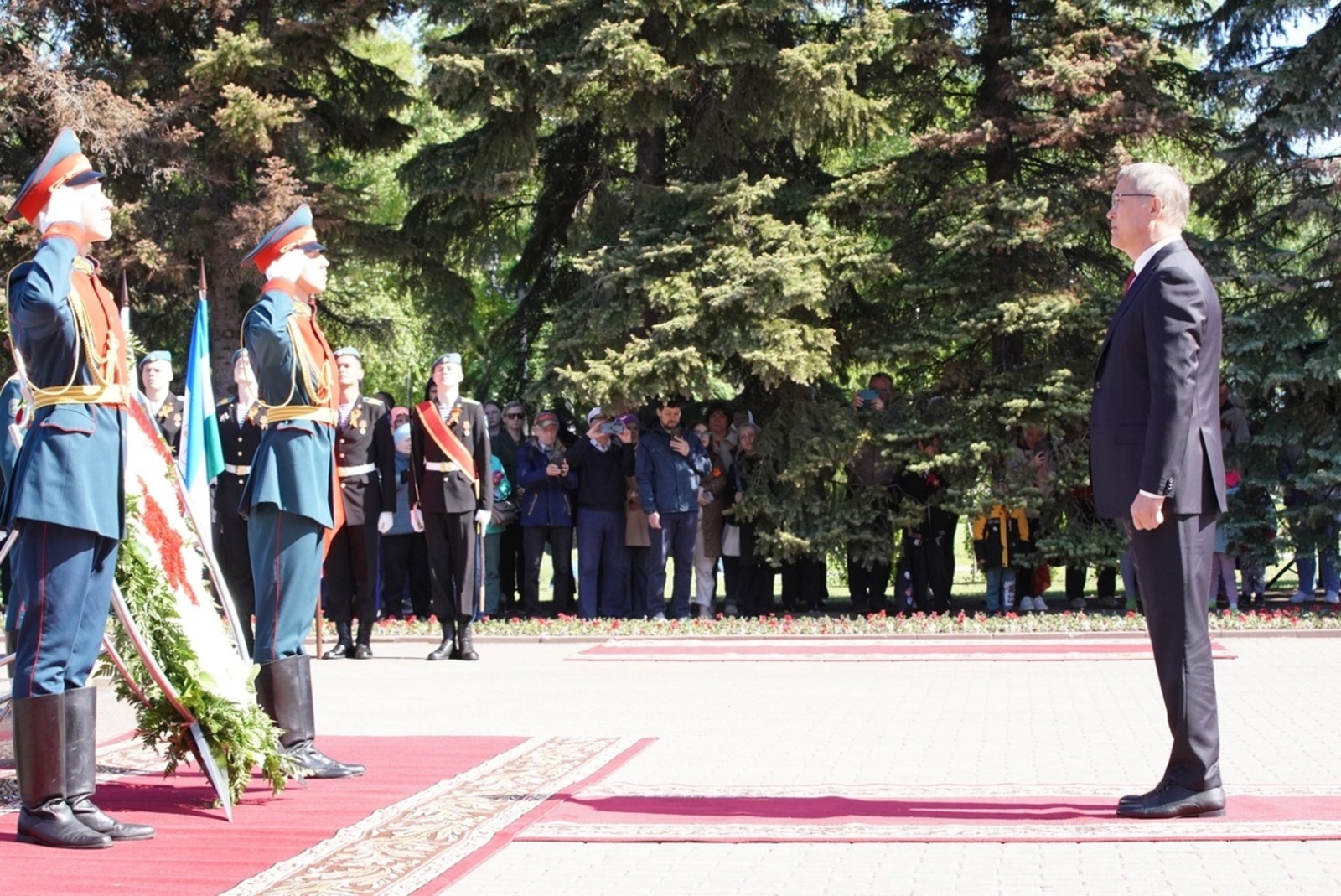 Радий Хабиров  поздравил жителей Башкирии с Днем Победы и принял участие в официальных мероприятиях.