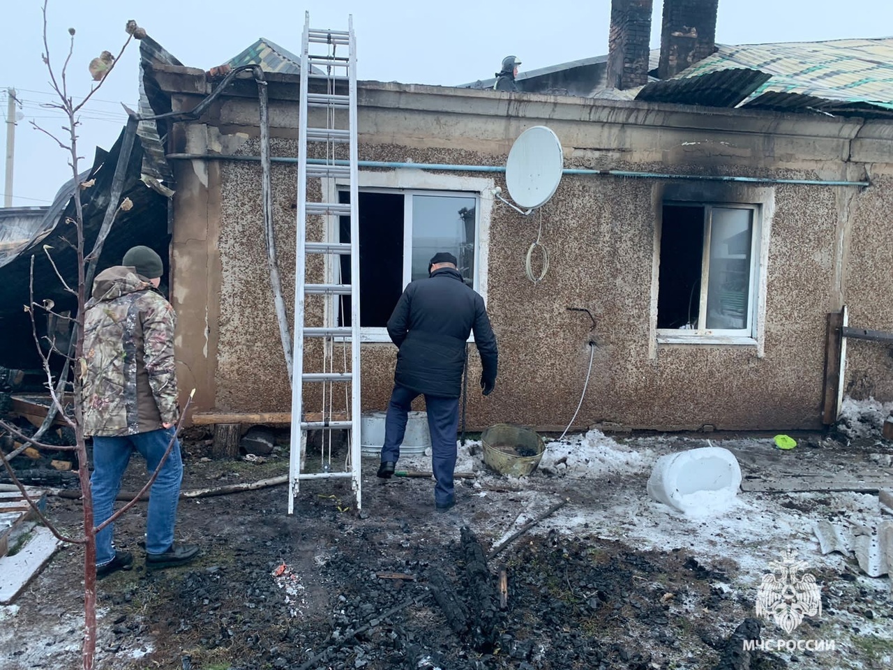 В СКР по Башкирии сообщили подробности смертельного пожара в Матвеевке, где сгорели 7 человек: двоих детей спас отец