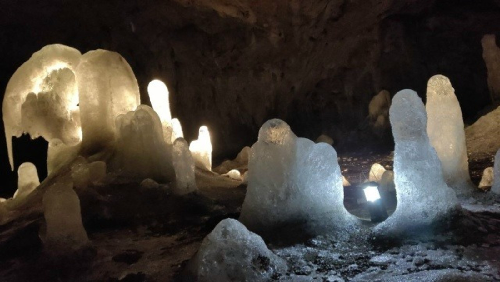 В Башкирии в Аскинской пещере выросли ледяные «арт-объекты»