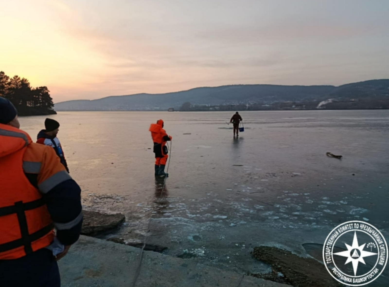 В Башкирии мужчина хотел рыбачить на тонком льду