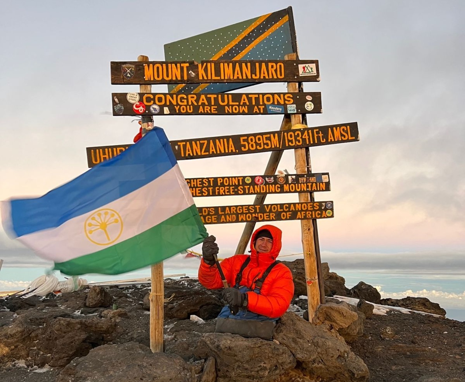 Рустам Набиев водрузил флаг Башкортостана на вершине Килиманджаро