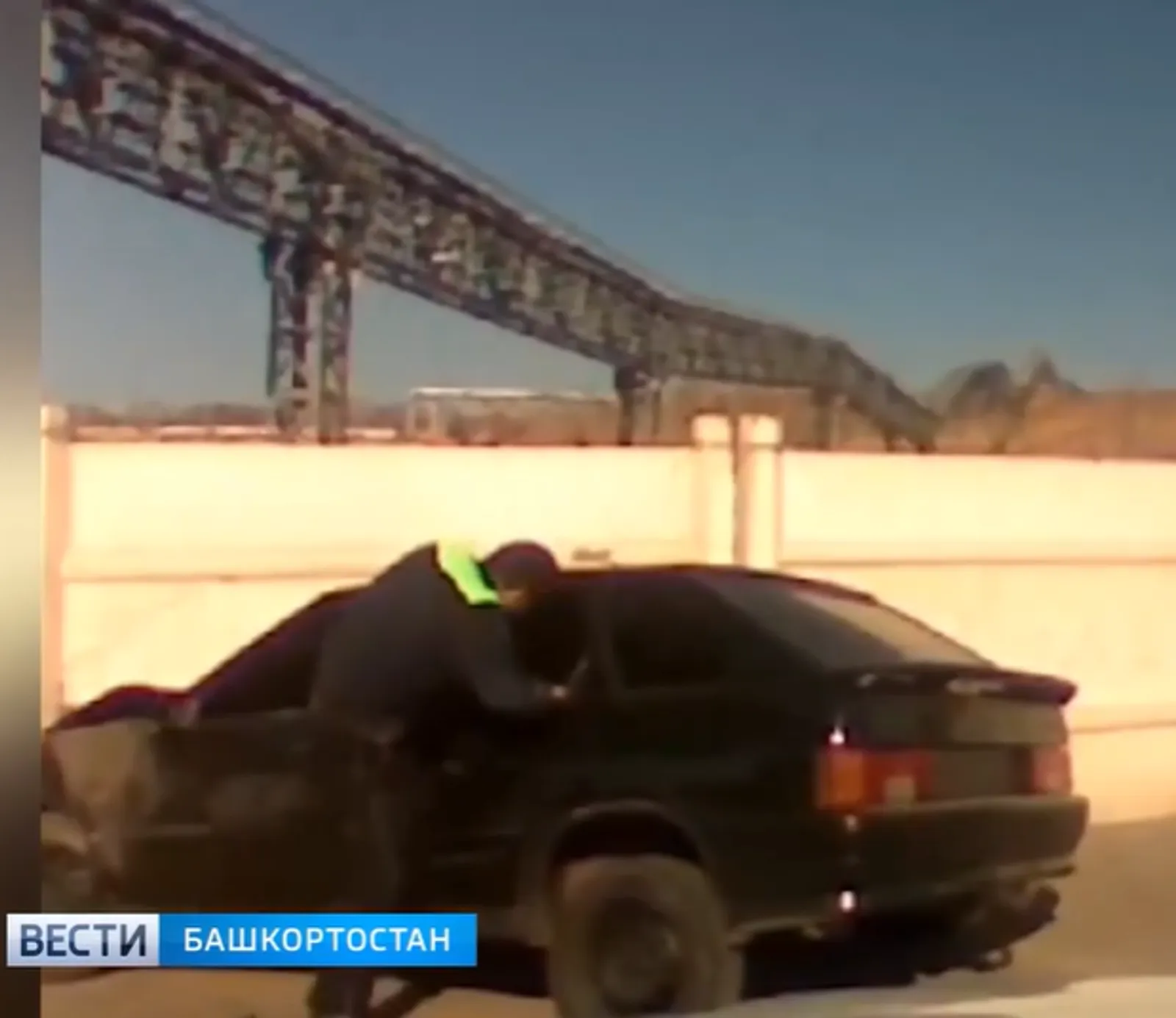 В Башкирии пьяный водитель без номеров закрылся в салоне авто после погони