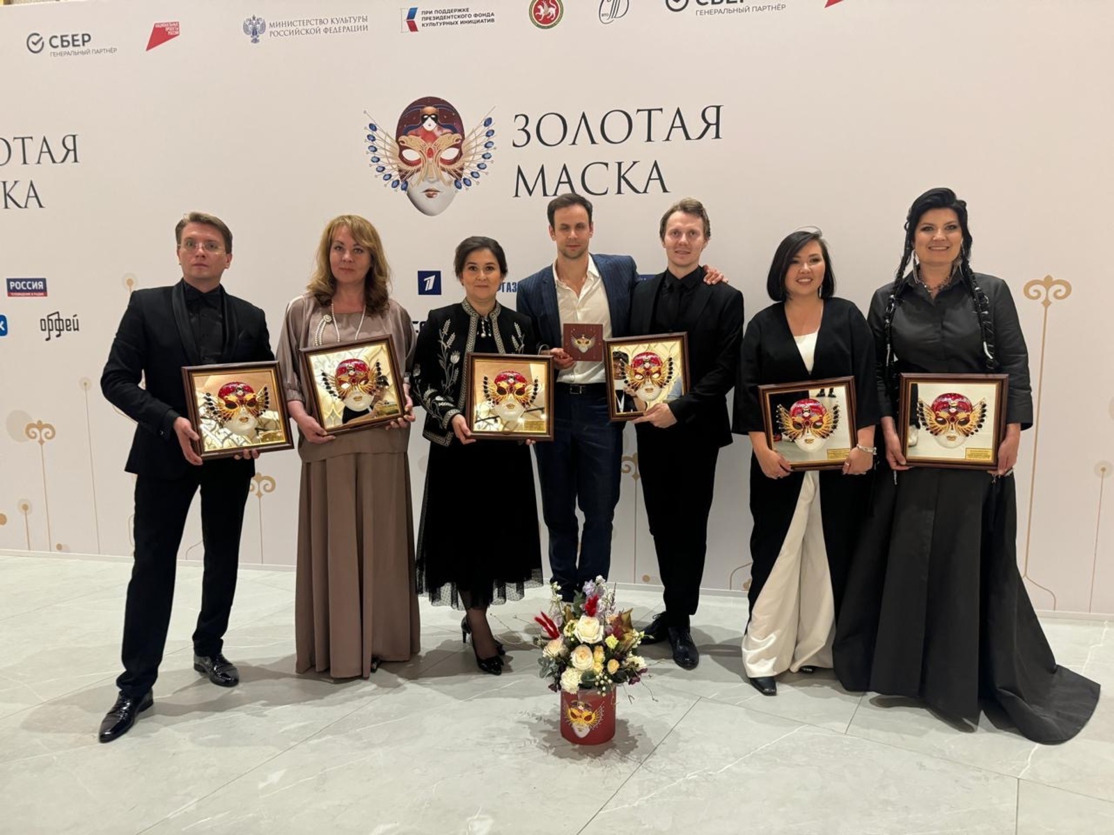 Глава Башкирии поздравил артистов с получением премии «Золотая маска»