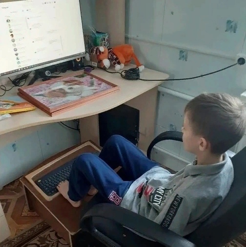 Мальчик из Башкирии, потерявший руки после игры в футбол, освоился и продолжает быть счастливым