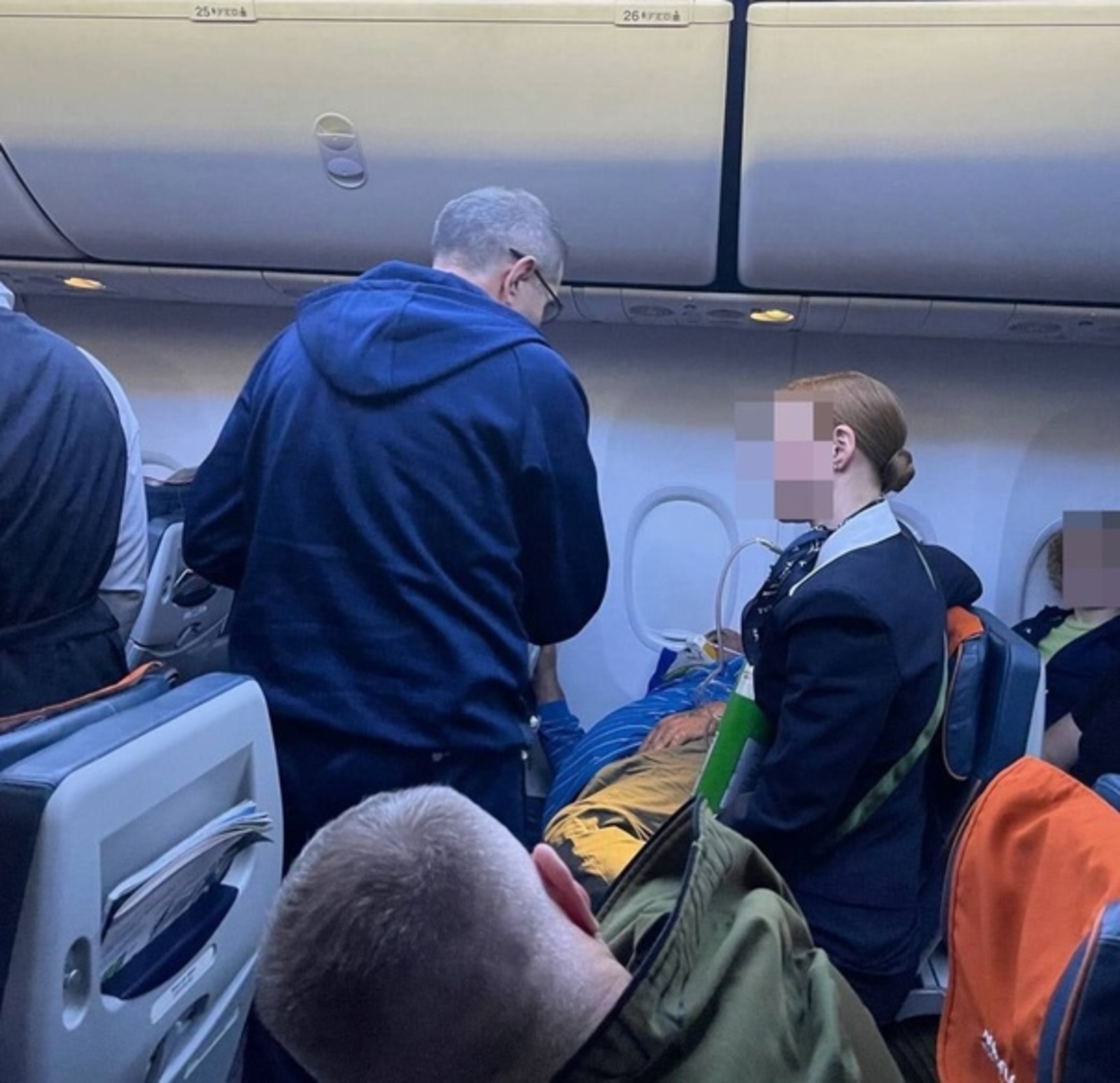 Врач уфимской хоккейной команды спас в самолете жизнь человеку