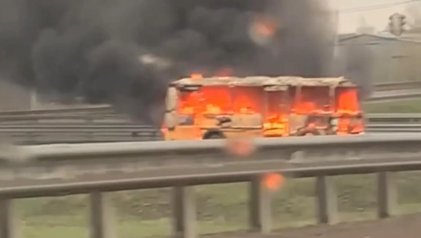В Башкирии очевидцы сняли на видео горящий школьный автобус