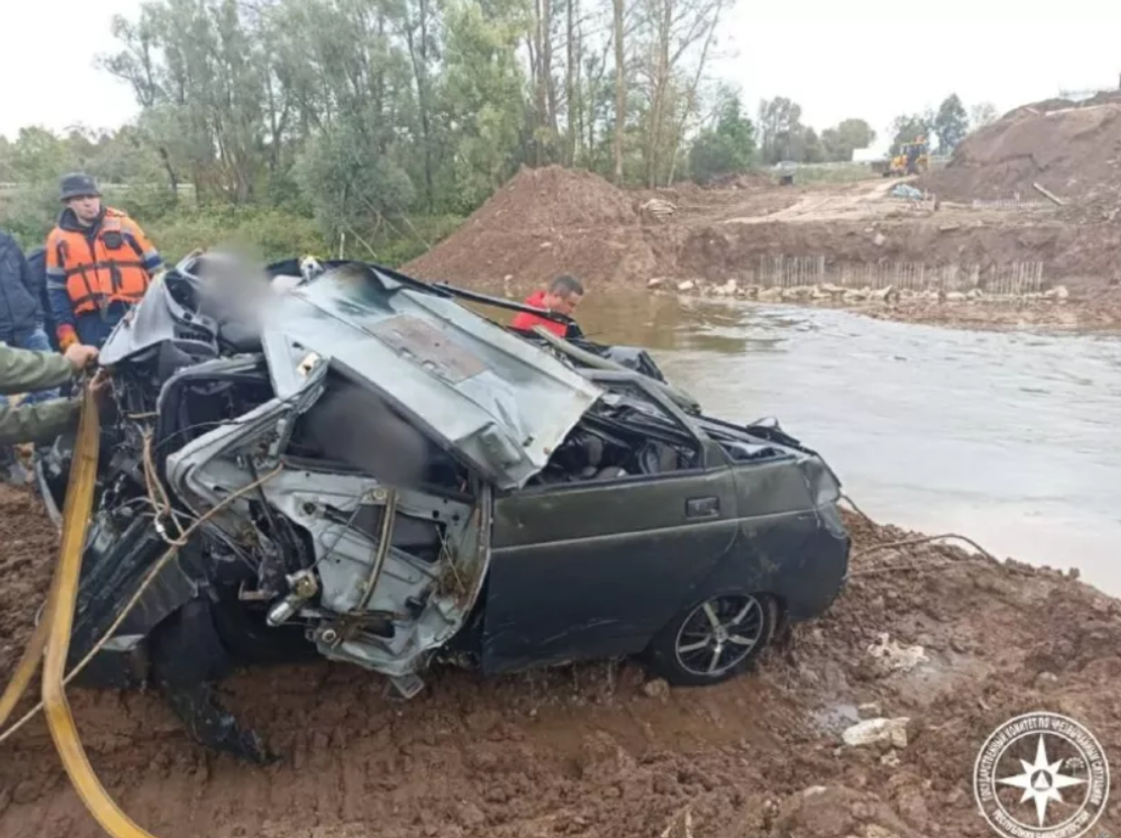 В Башкирии из реки вытащили машину, которая на днях упала в реку