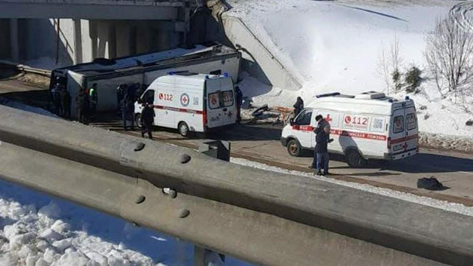 Пассажирский автобус упал с эстакады, погибли люди