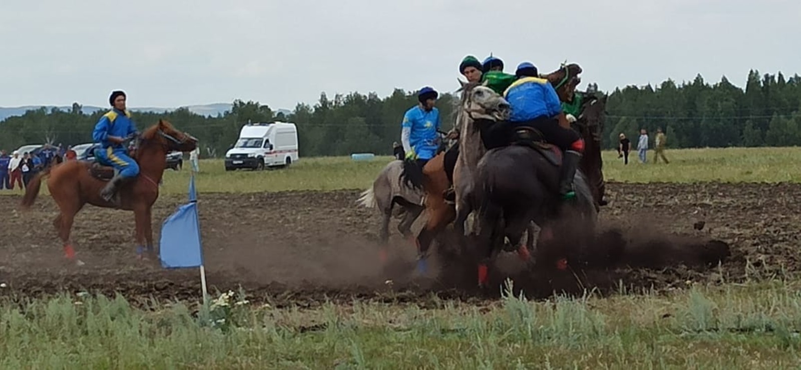 На фестивале башкирской лошади начались финальная игра "Ылак" и скачки