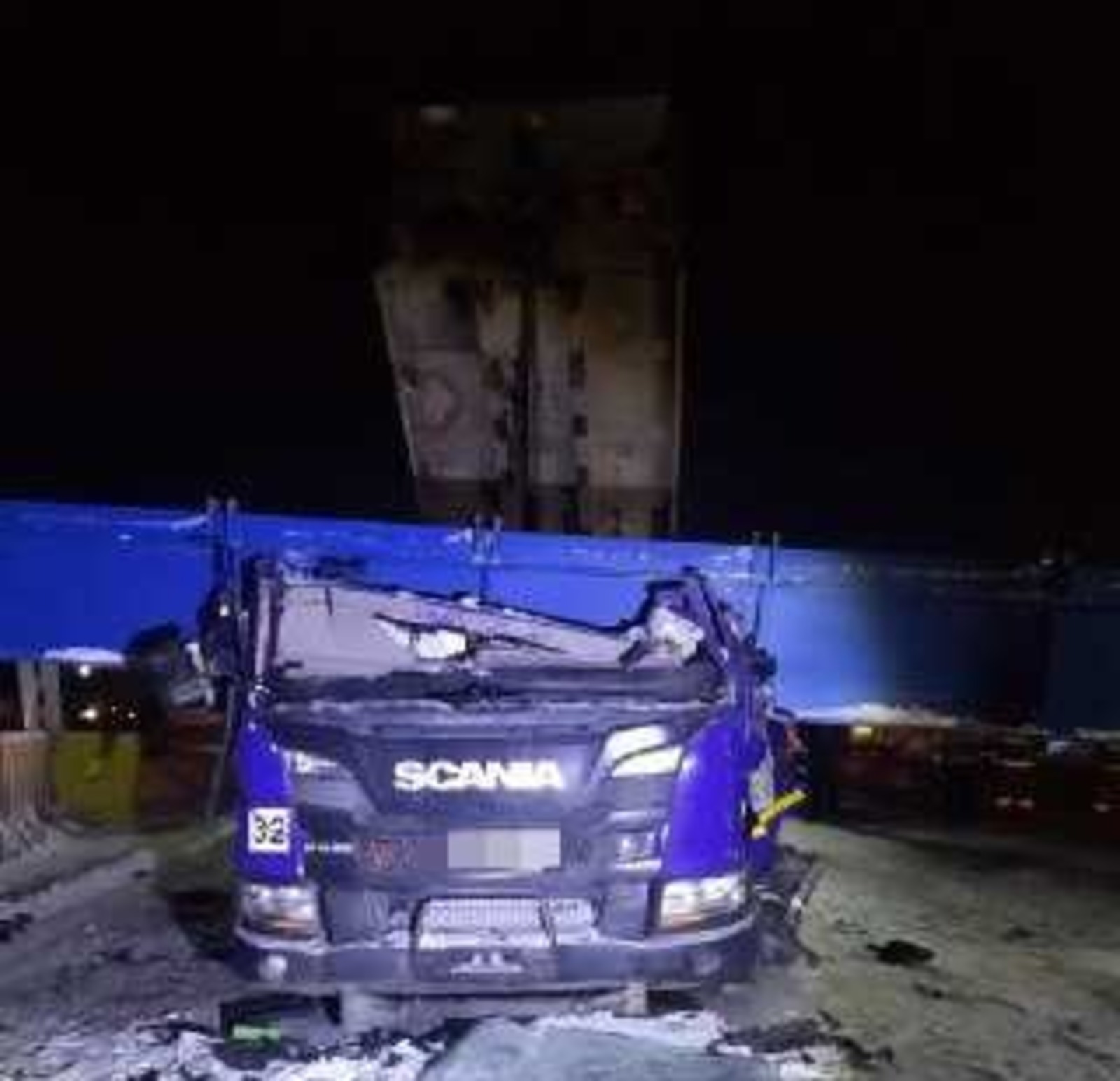 Водитель грузовика погиб после удара о мост. На трассе «М5 Урал» перекрыто движение