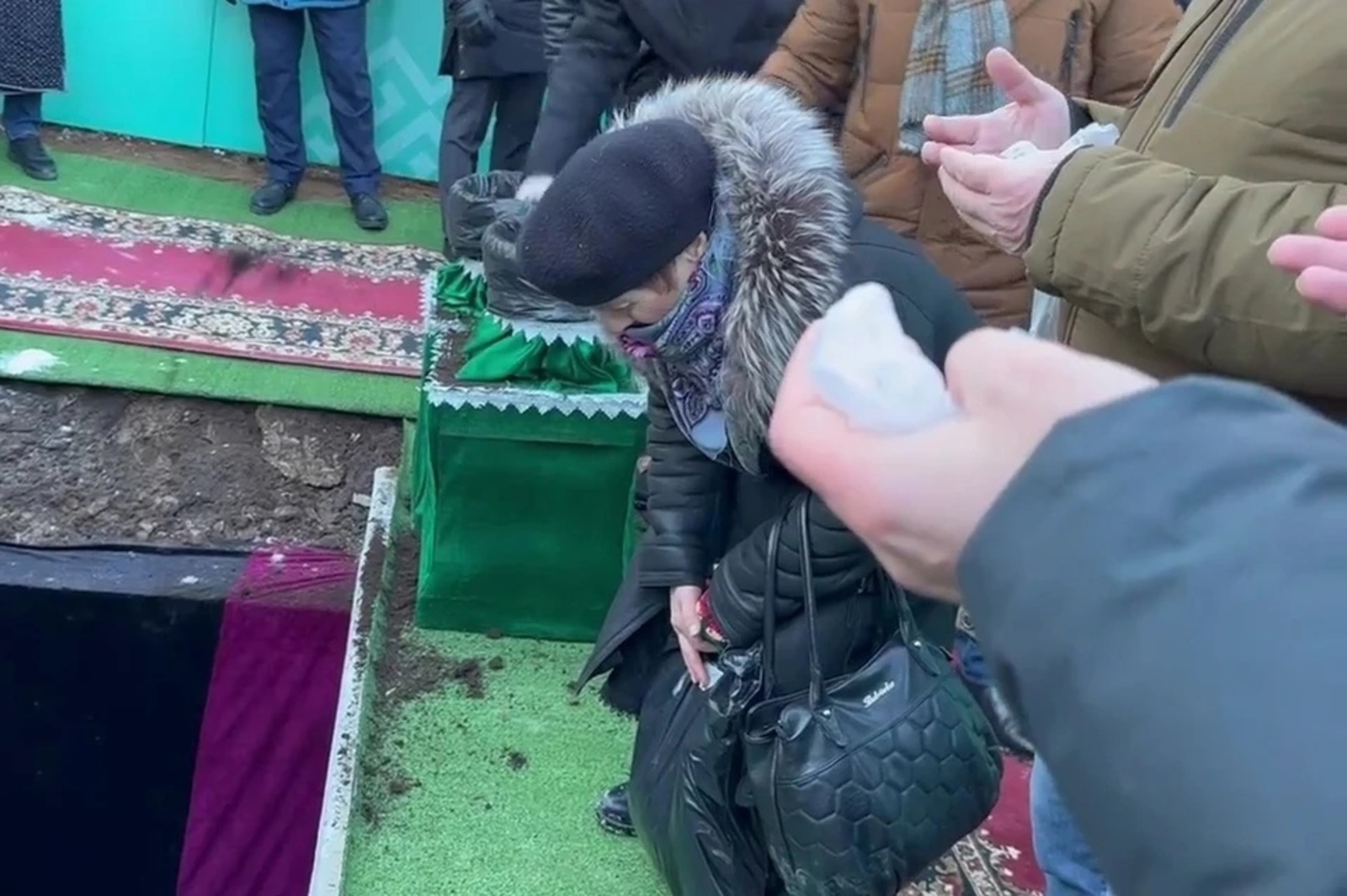 В Уфе на похоронах Муртазы Рахимова стало плохо женщине