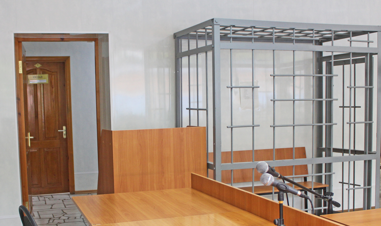 В Башкирии мужчина ударил полицейского и протащил его на капоте автомобиля