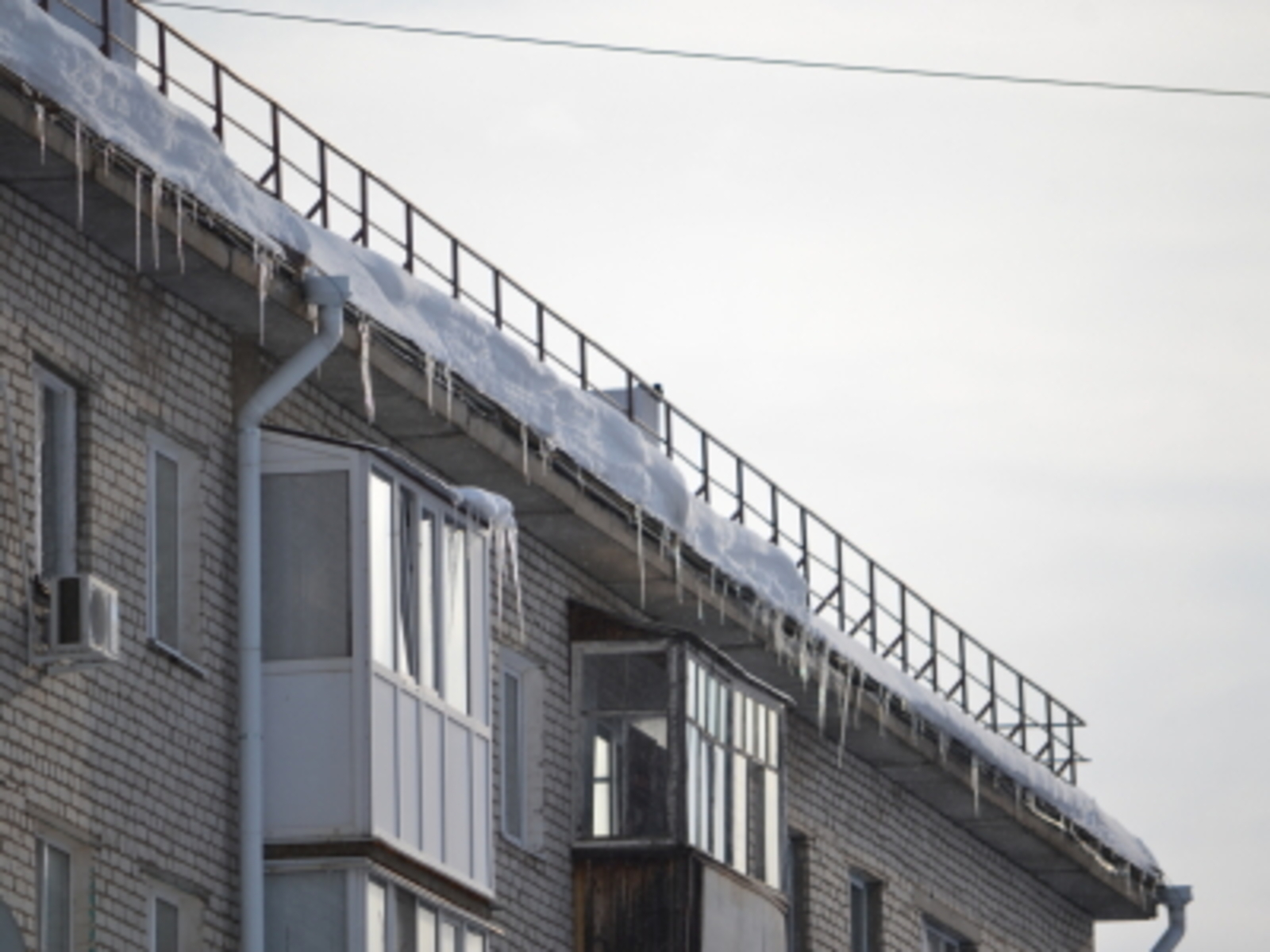 В Башкирии на молодую женщину упала глыба снега с крыши