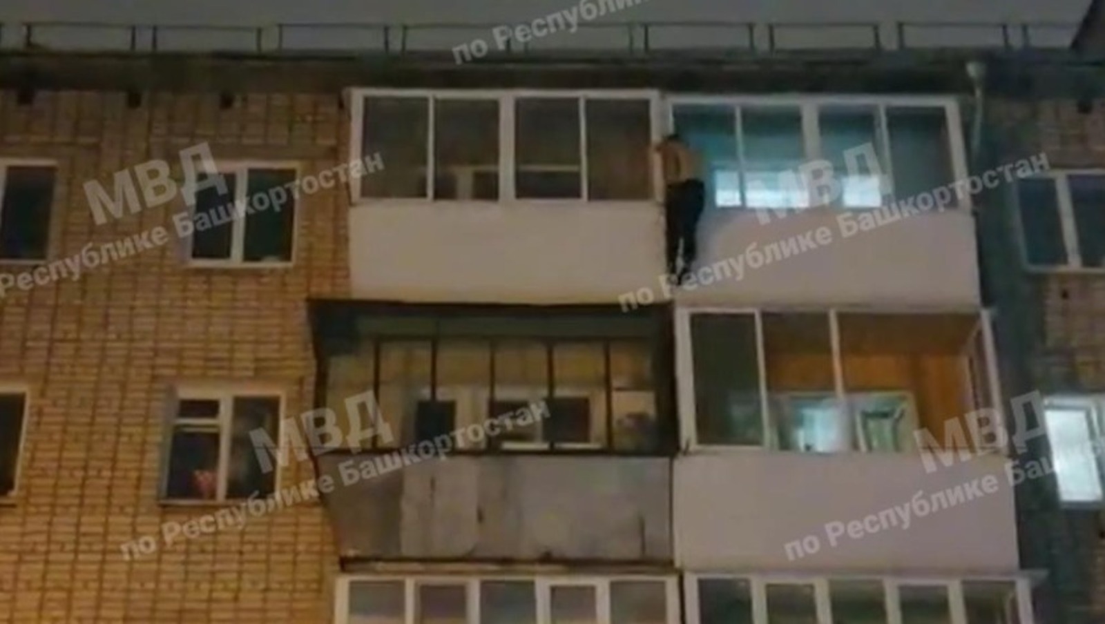 Человек-паук отдыхает: житель Башкирии забрался на крышу дома, пытаясь скрыться от полицейских