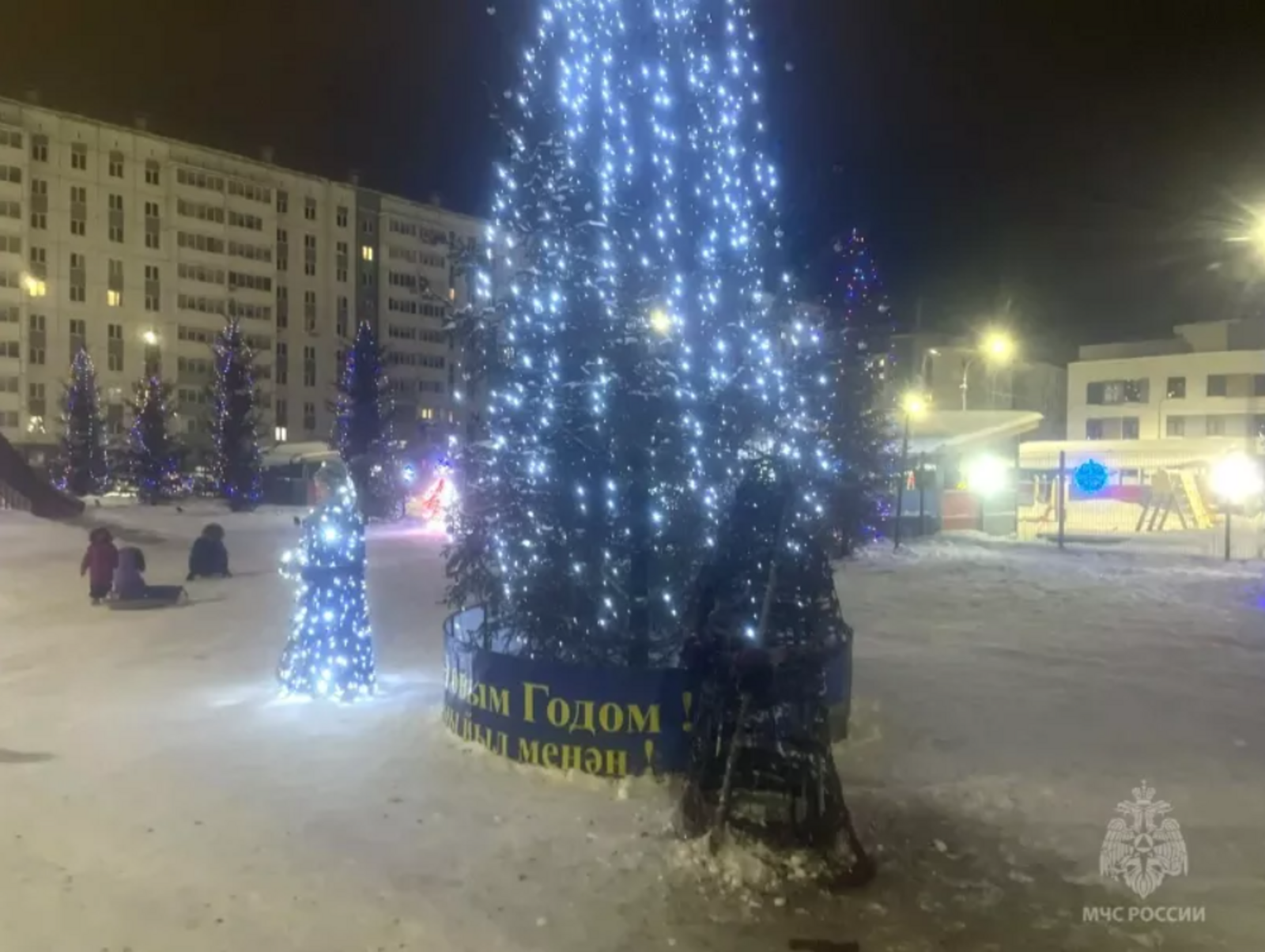 В Башкирии новогодняя елка чуть не сгорела из-за фейерверка