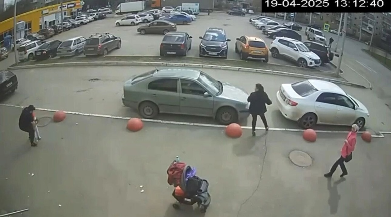 В Башкирии мать бросила и убежала:что известно о падении штукатурки на коляску