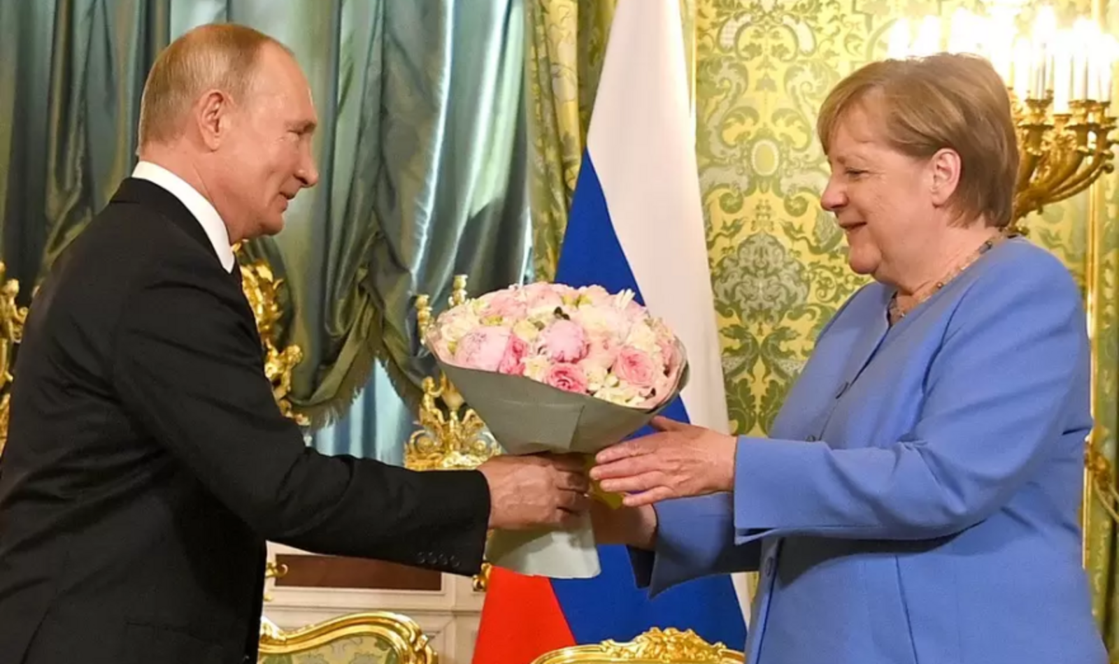 Путин подарил Меркель букет. В Китае отреагировали на это неоднозначно