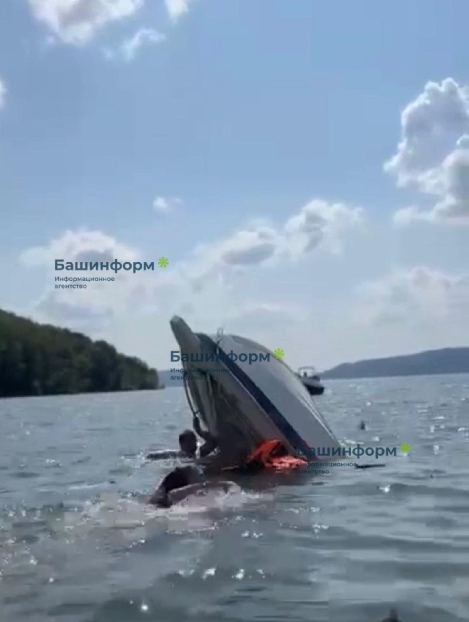 На водохранилище в Башкирии перевернулась лодка с людьми