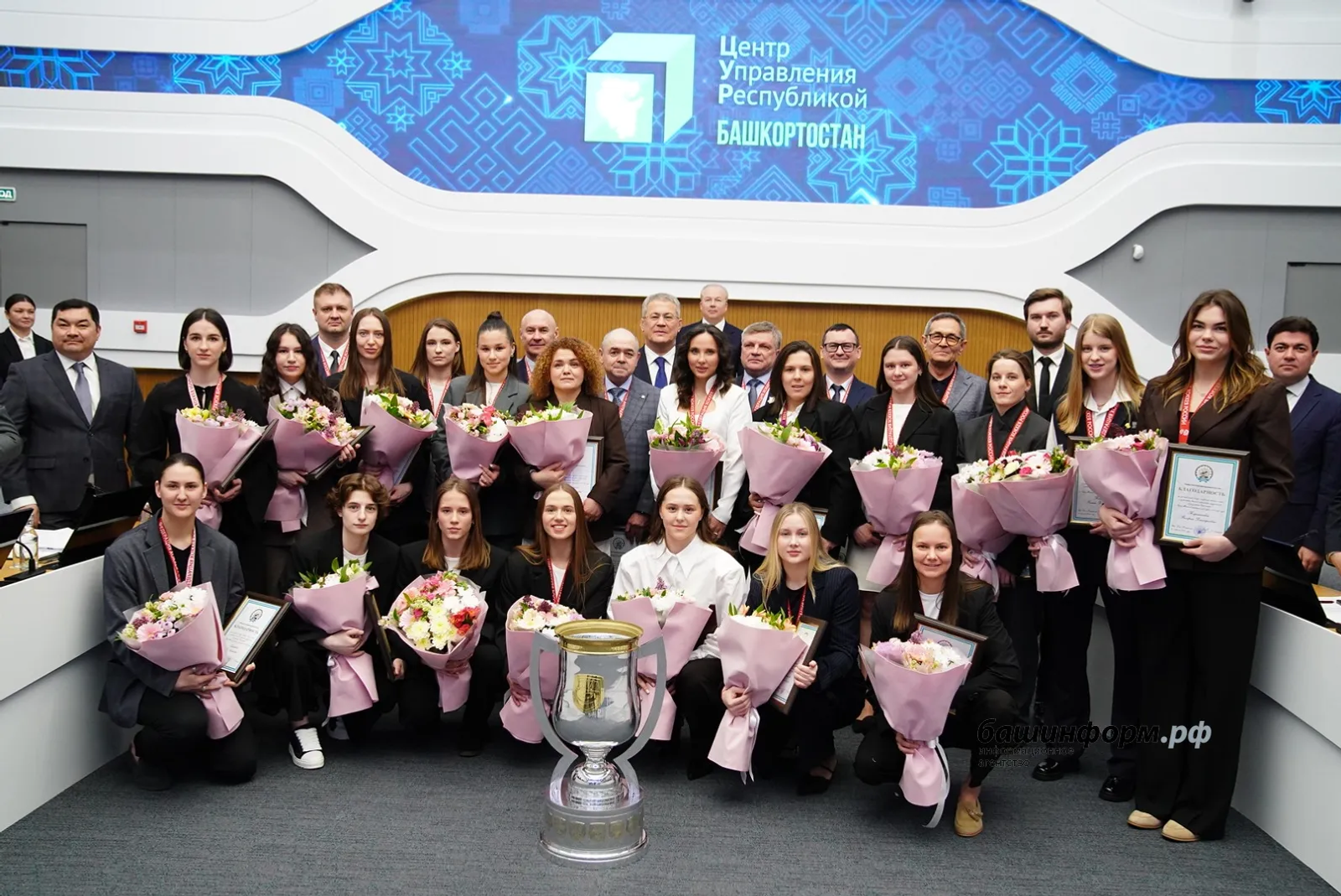 Глава Башкирии вручил награды хоккеисткам «Агидели» после их новой победы в ЖХЛ