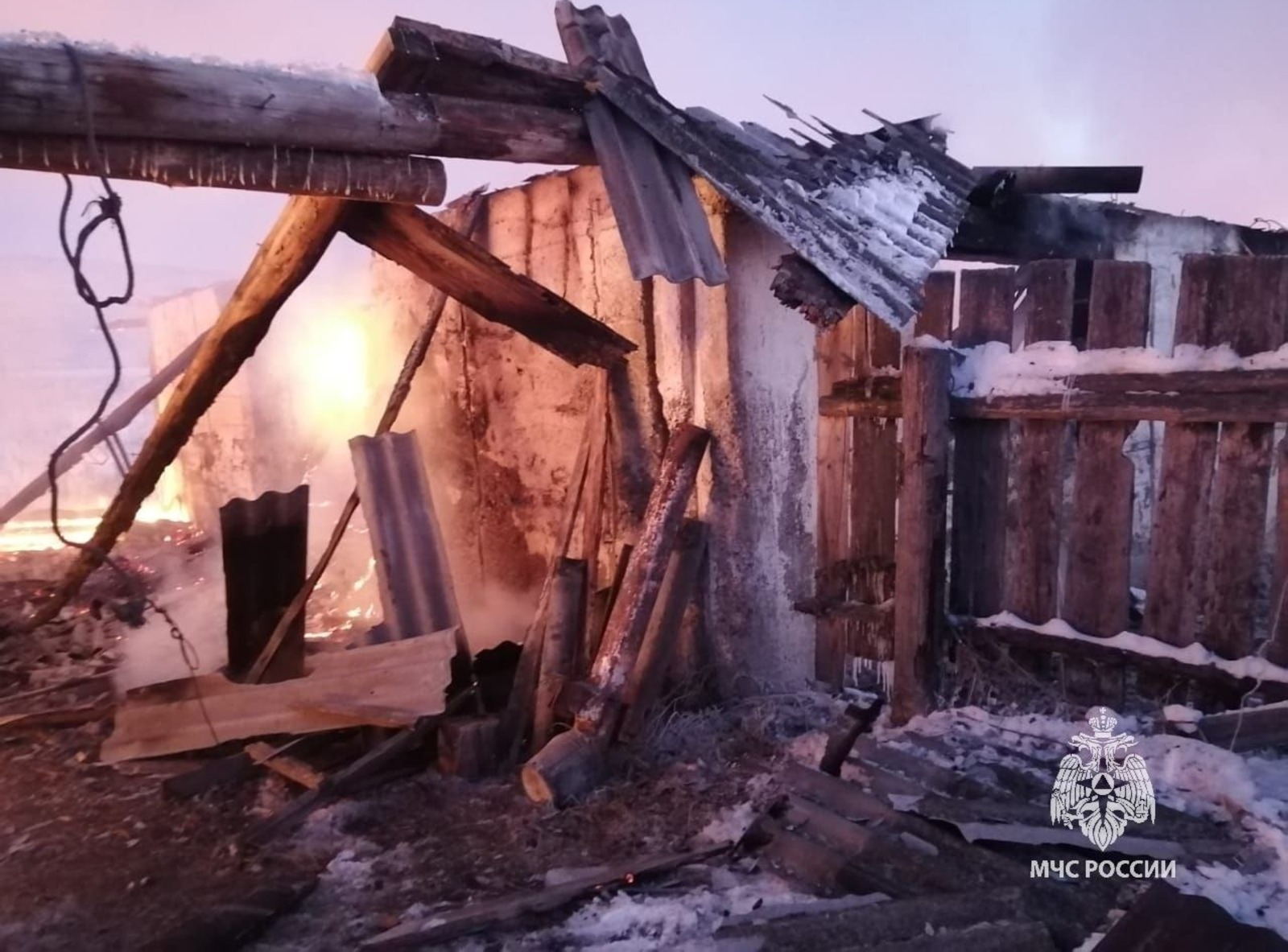 В Башкирии при страшном  пожаре погибли 12 лошадей и два быка