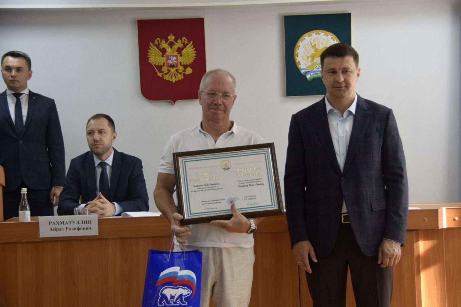 Башкирским медикам, вернувшимся из Донбасса, вручили награды