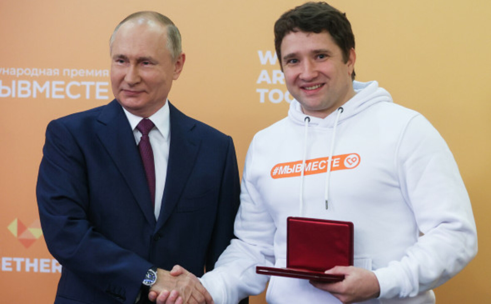 Путин вручил педиатру премию «Волонтер года»