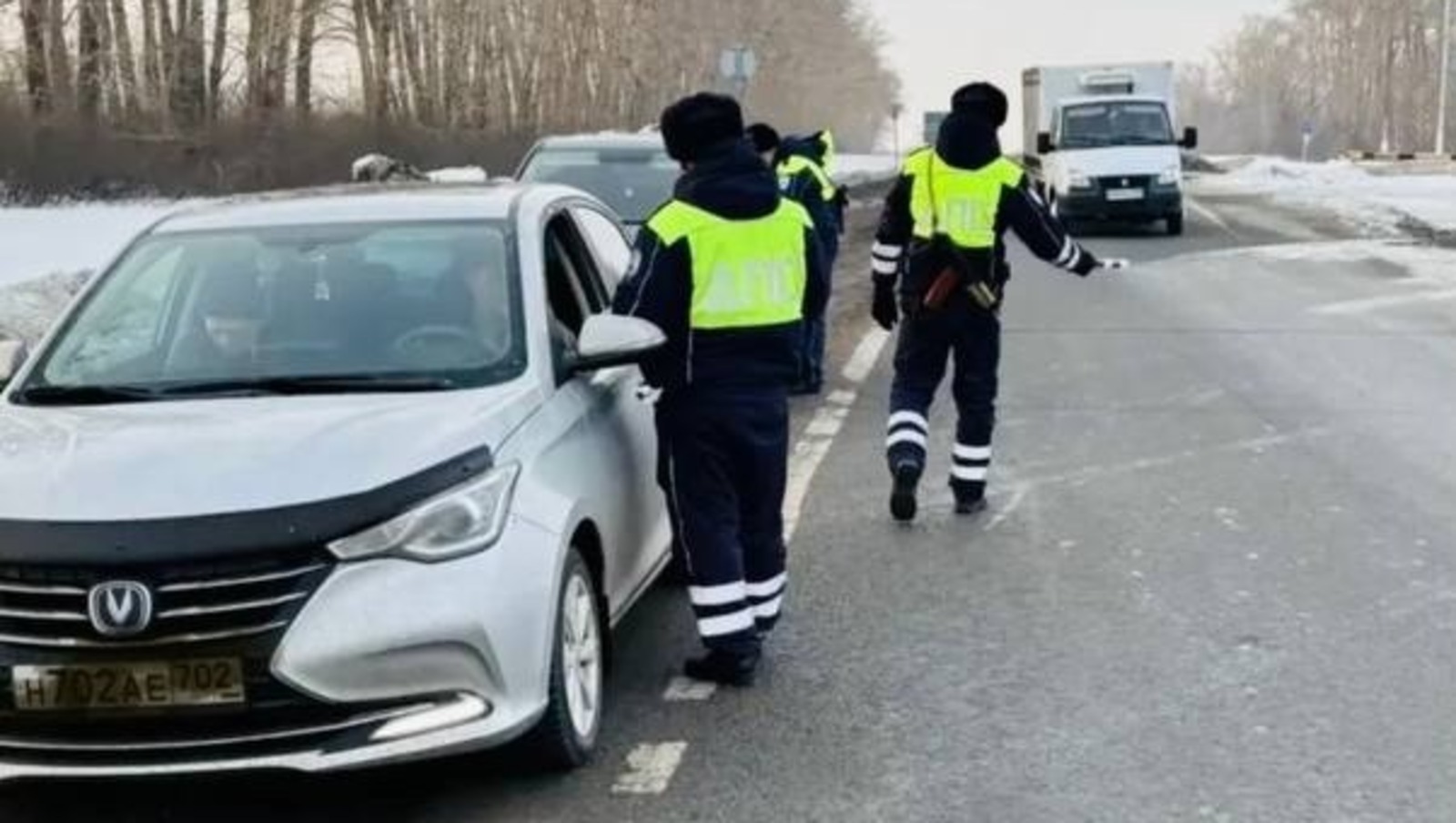 На двух популярных трассах Башкирии массово останавливают водителей