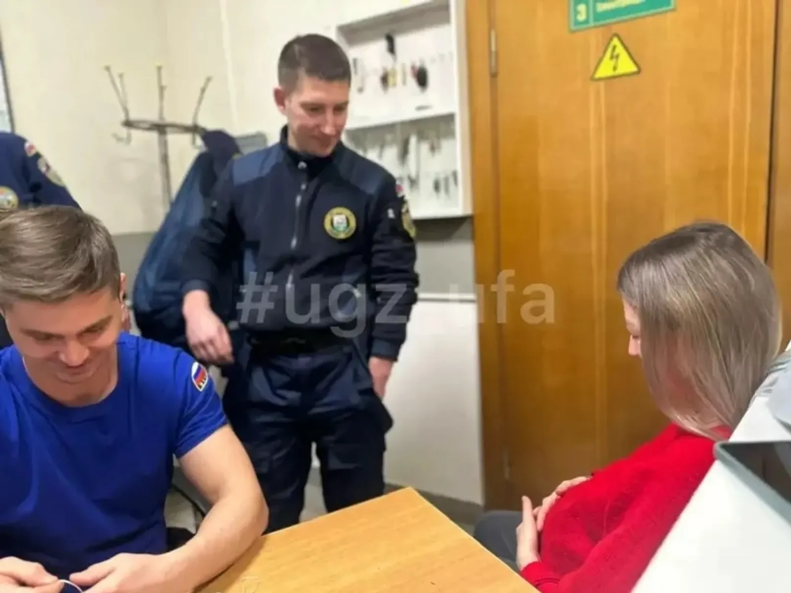 В Уфе спасатели помогли беременной женщине снять кольца с пальцев