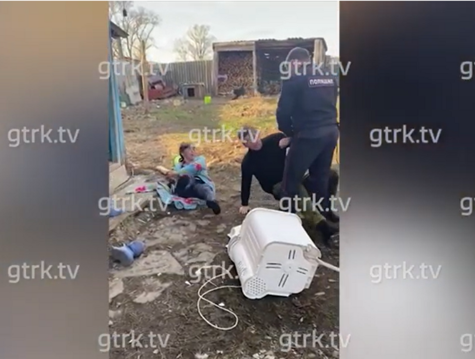 "В него летело все: стиральная машинка, дрова": нападение пьяной женщины на полицейского в Башкирии попало на видео