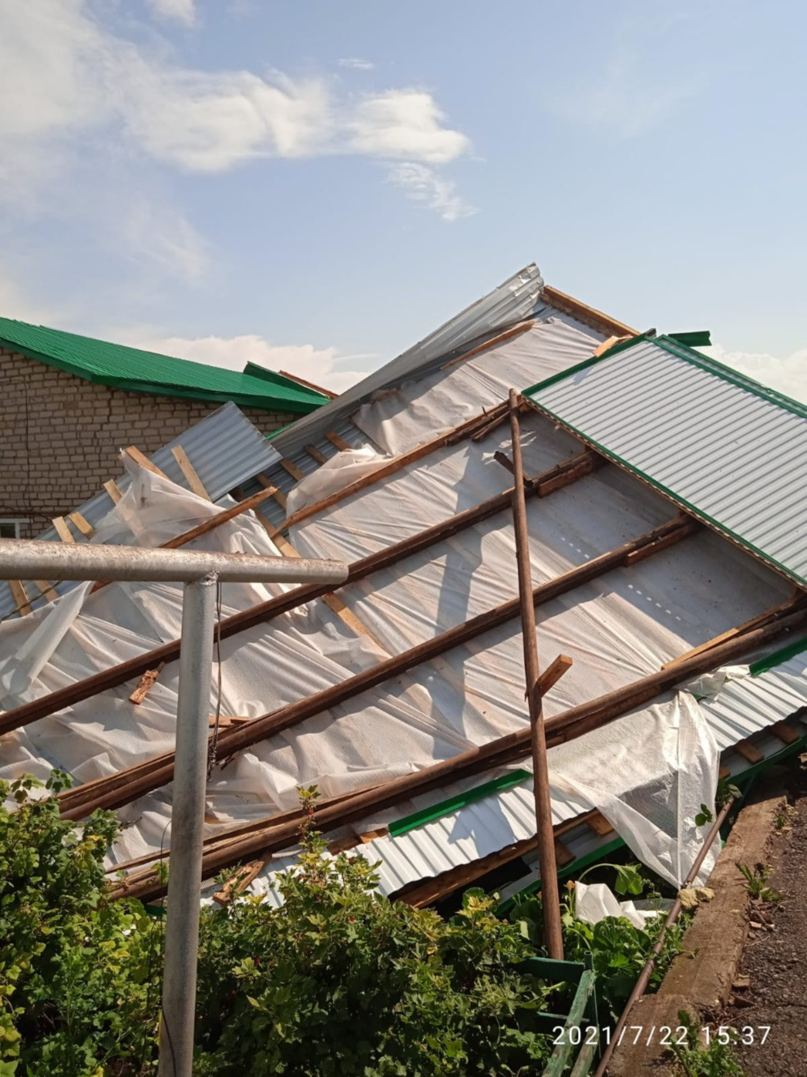 Ураганный ветер повредил крыши жилых домов и школы