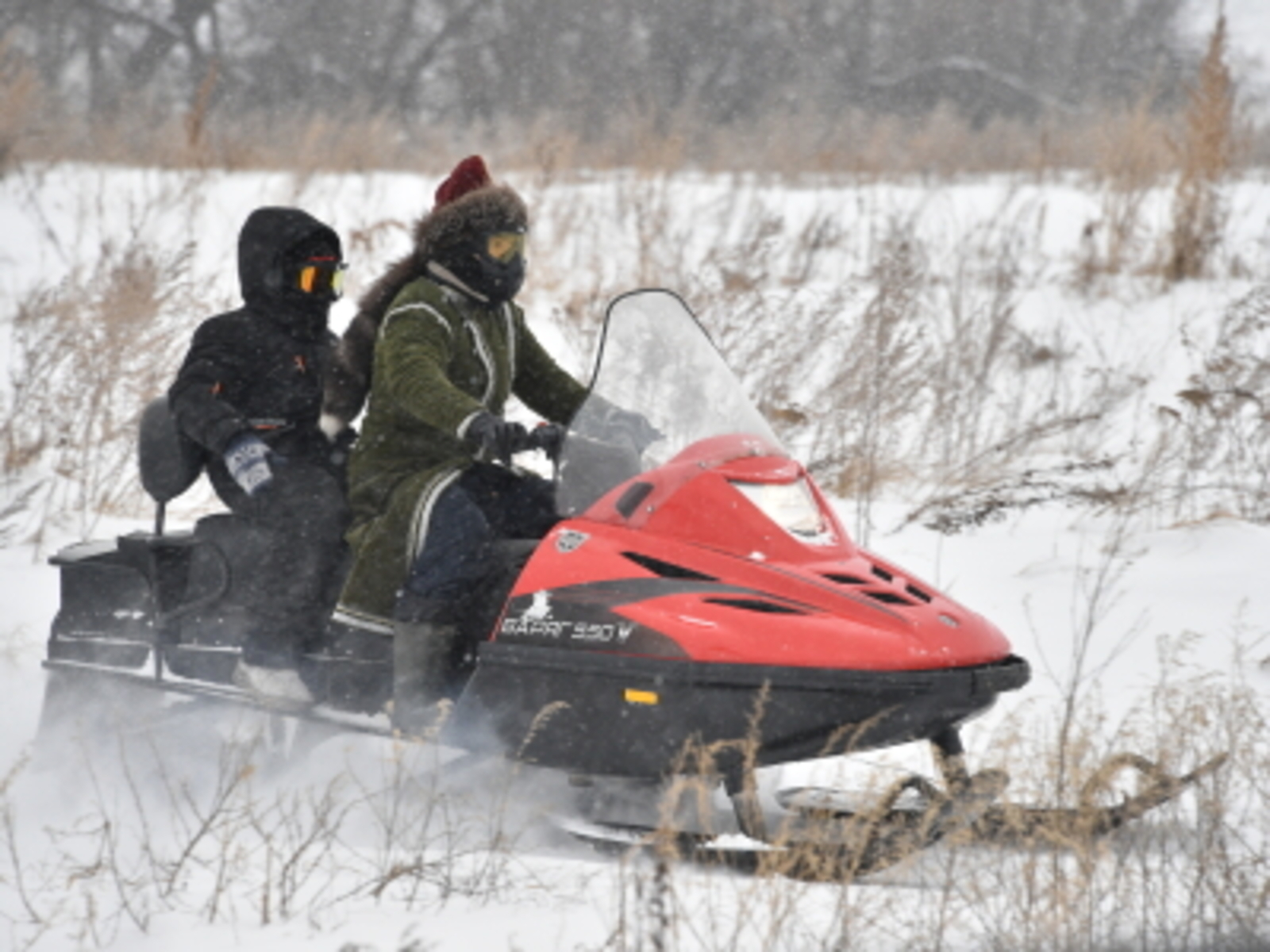 Трое жителей Башкирии во время прогулки застряли на снегоходе