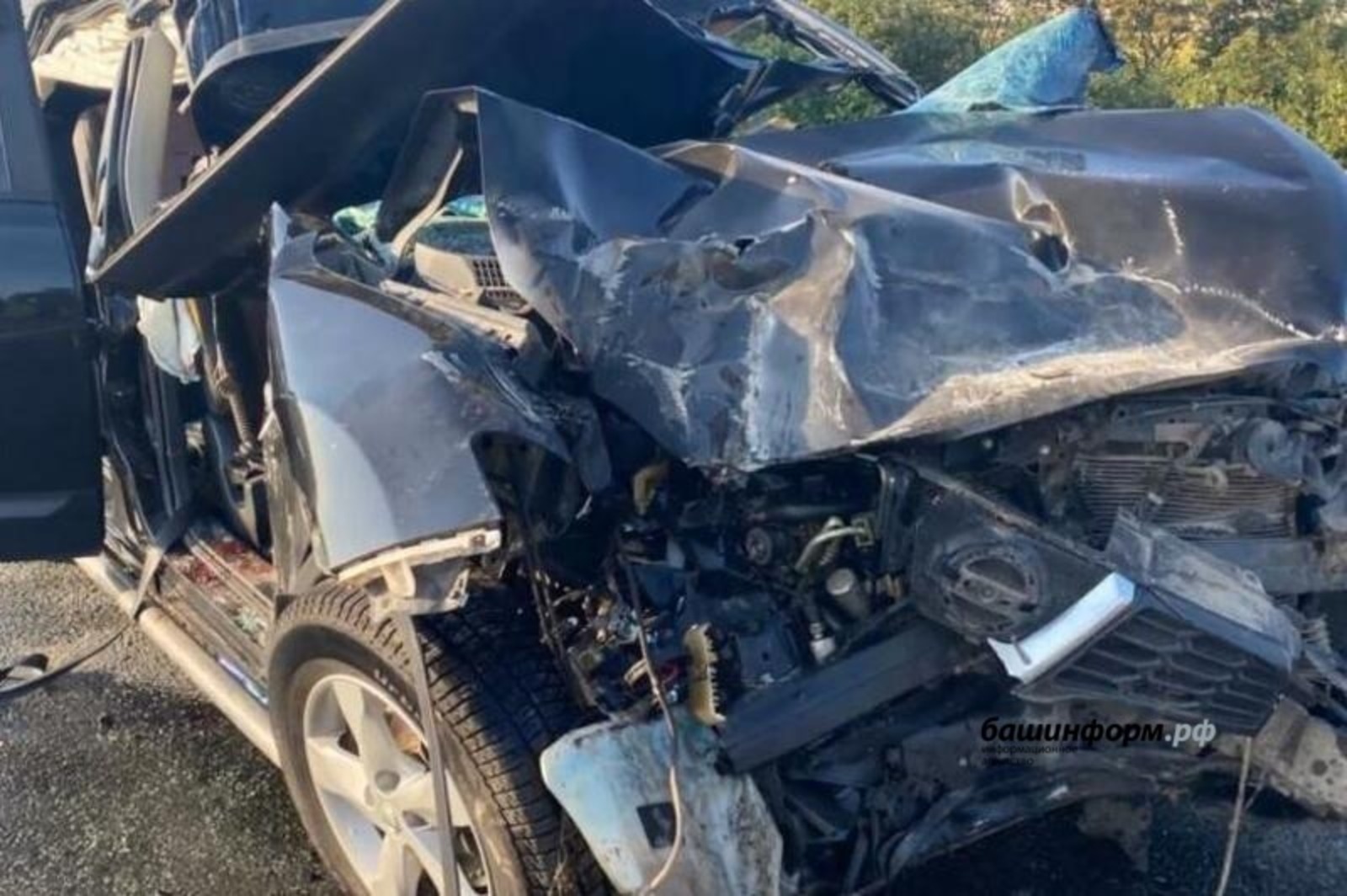 На трассе Уфа - Оренбург в «пьяном» ДТП едва не погибли двое детей и мать водителя: врезался в грузовик, перевозивший срубы