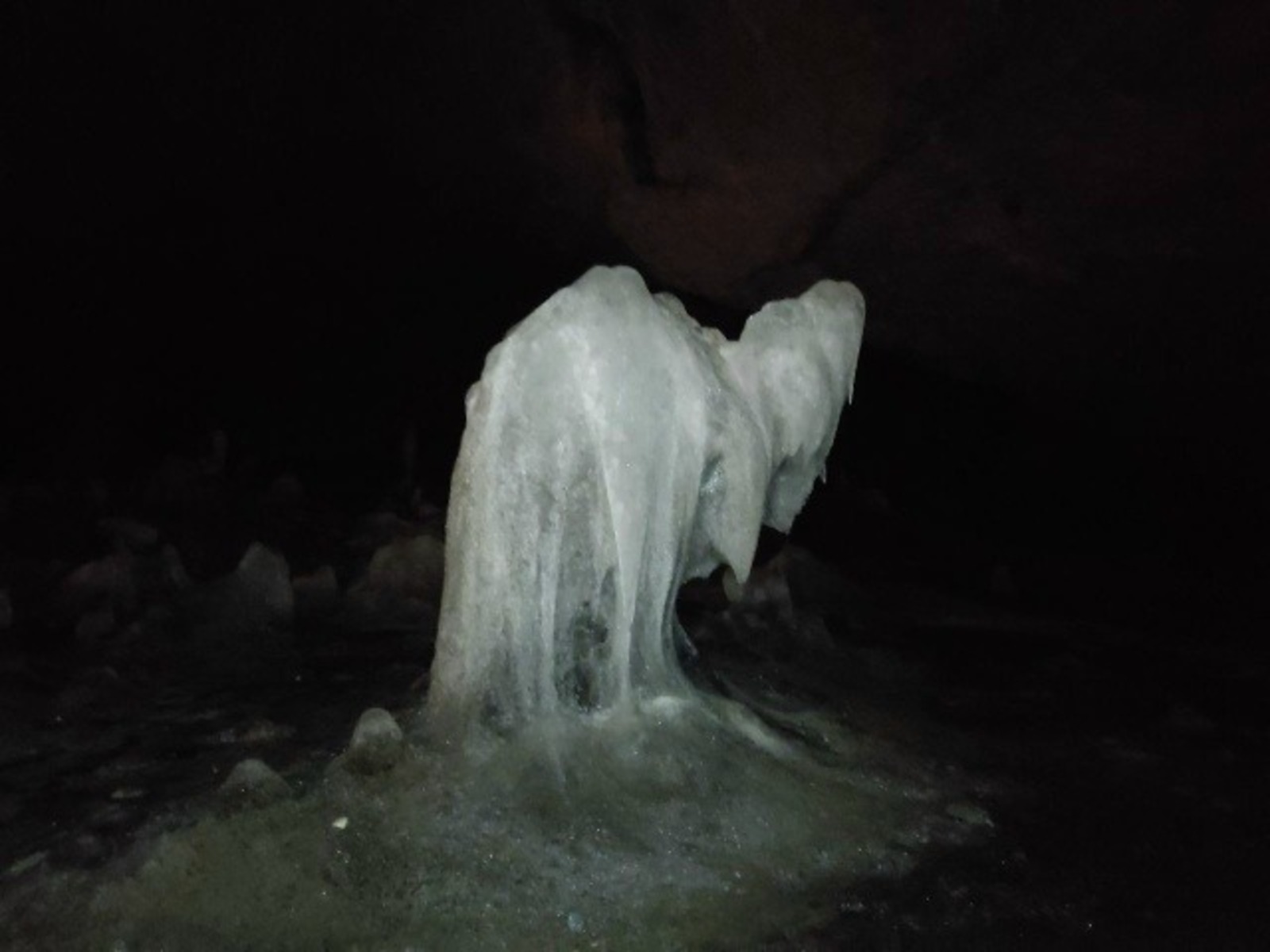 В Башкирии в Аскинской пещере выросли ледяные «арт-объекты»