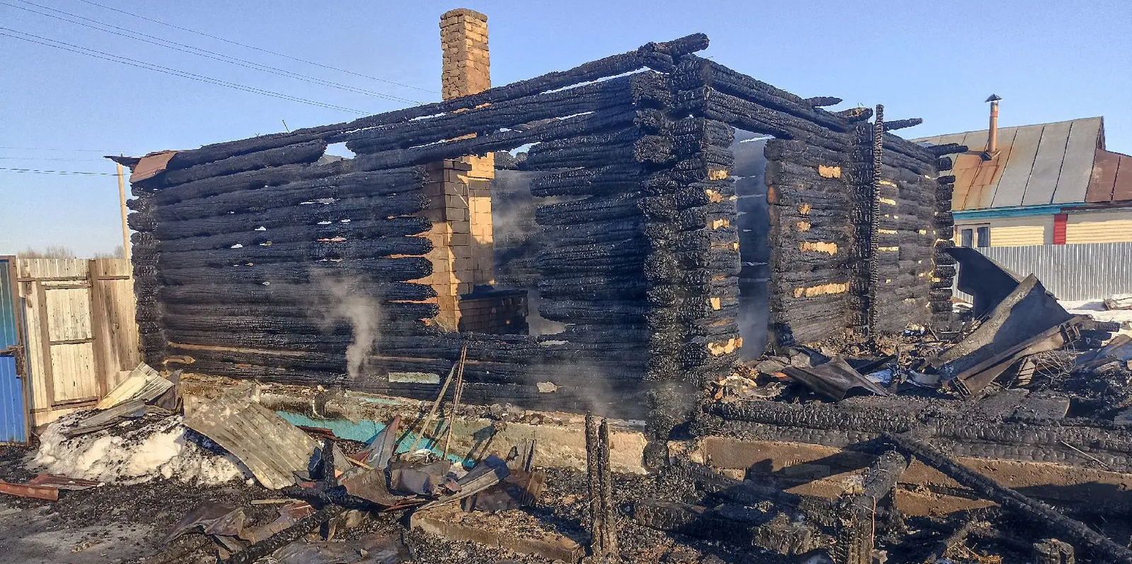 Умерли в один день: в Башкирии мужчина и женщина не выбрались из горящего дома